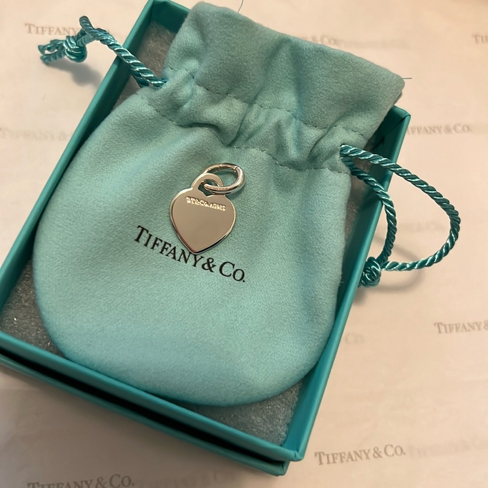 100% Authentic Tiffany&Co SS Charm with clasping ring - NEW - Picture 3 of 7